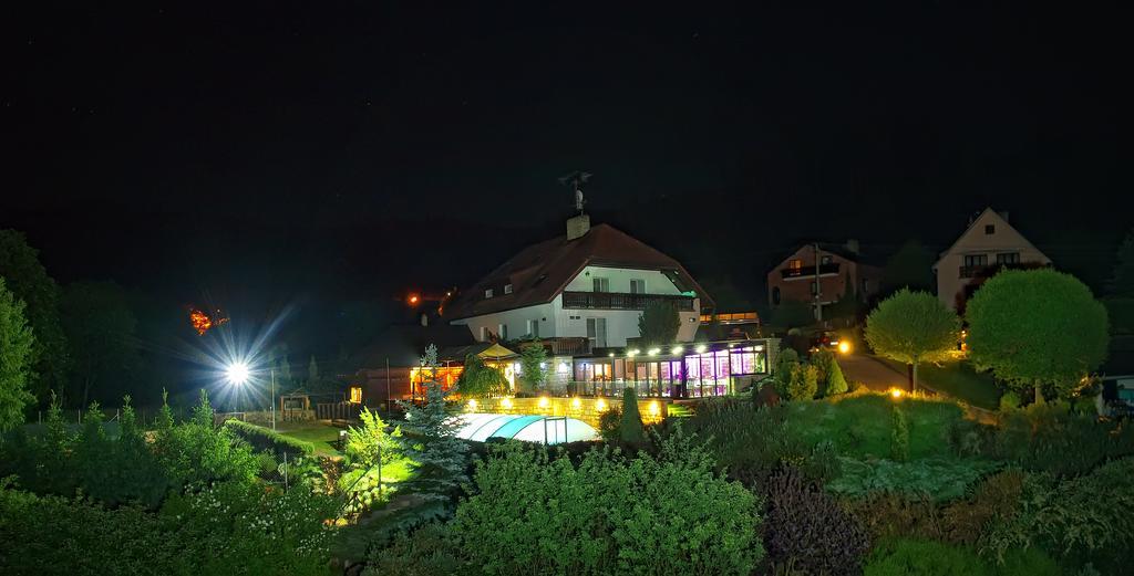 Penzion V Hluboke A Department Glamp Vsetín Dış mekan fotoğraf