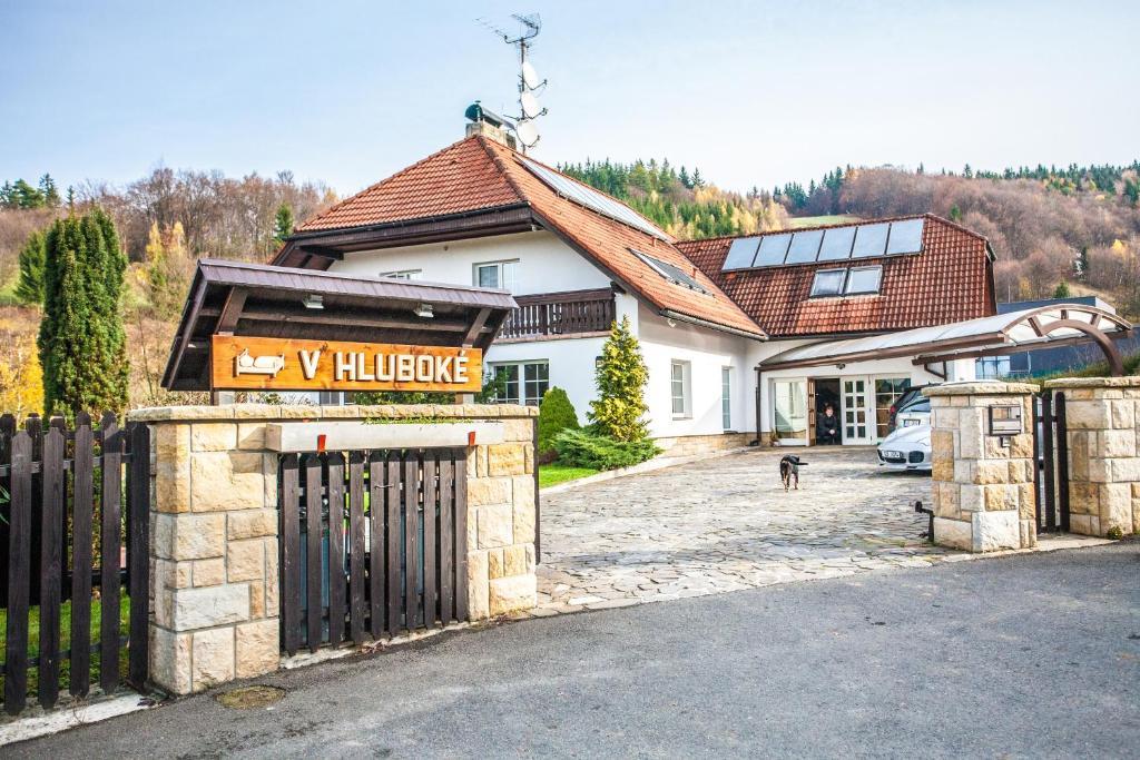 Penzion V Hluboke A Department Glamp Vsetín Dış mekan fotoğraf